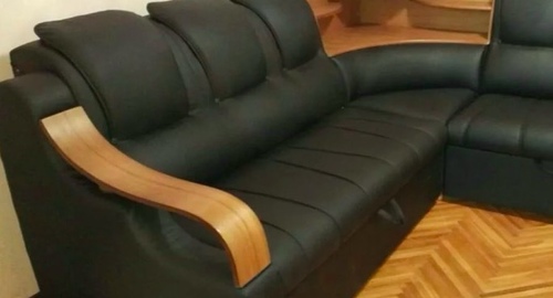 Перетяжка кожаного дивана. Кузьмоловский